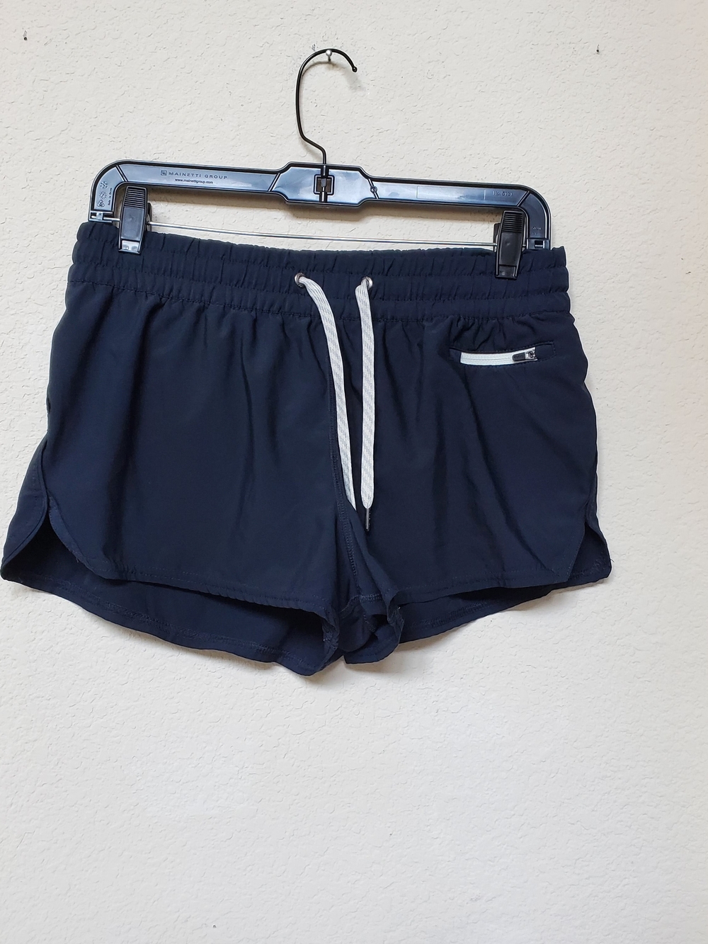 Vuori Navy Performance Drawstring Shorts. Size Medium